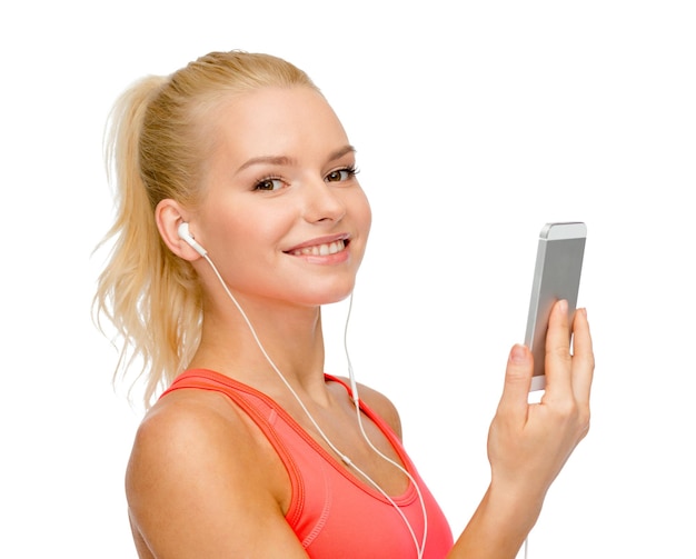 sport, fitness, technologia, internet i opieka zdrowotna - uśmiechnięta wysportowana kobieta ze smartfonem i słuchawkami