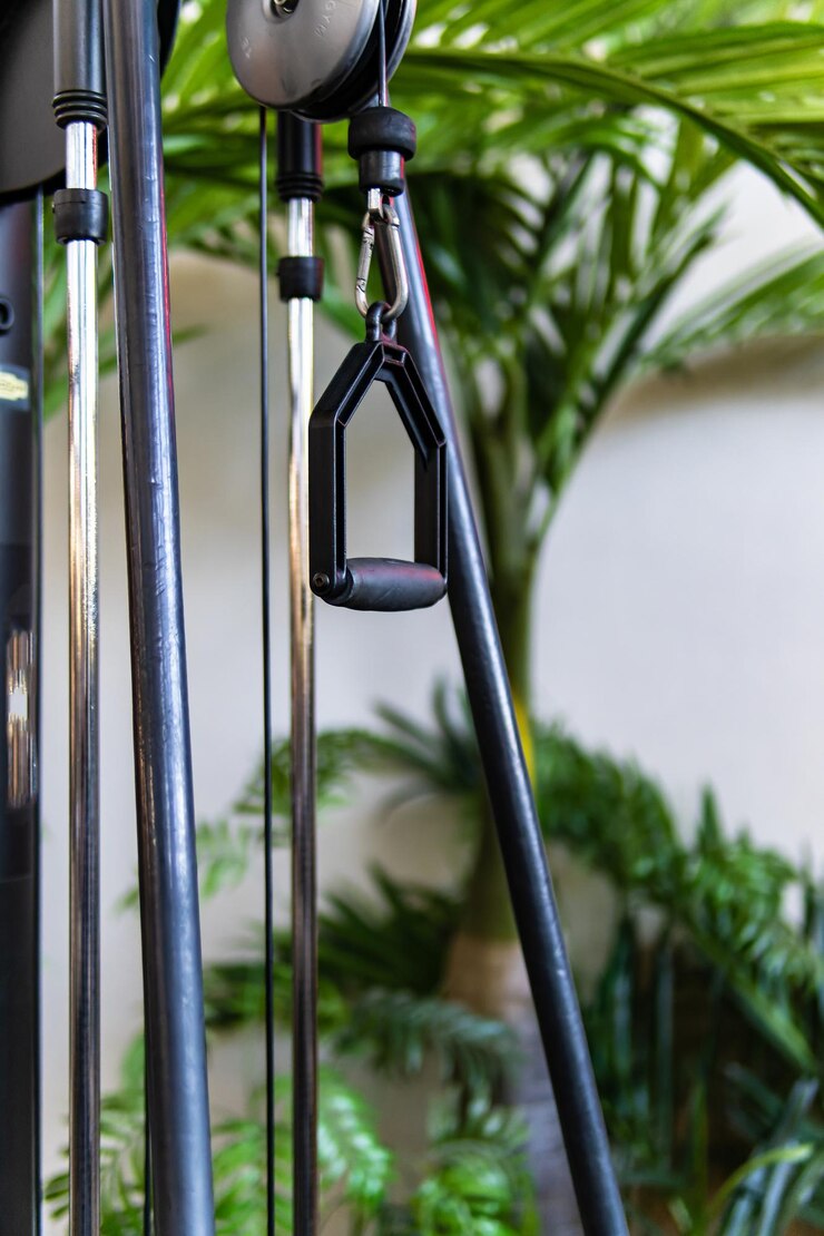 Zdjęcie sport fitness zdrowy siłownia sprzęt maszynowy styl życia nowoczesny klub zdrowie ciężkie ćwiczenia