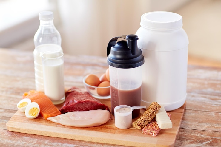 Zdjęcie sport, fitness, zdrowy styl życia, dieta i koncepcja ludzi - zbliżenie naturalnych pokarmów białkowych i dodatku na drewnianym stole