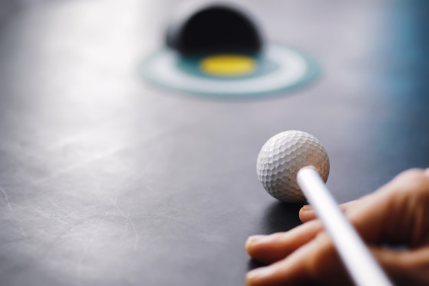 Sport I Zdrowy Styl życia. Mini Golf. Biała Piłka Golfowa I Zestaw Do Minigolfa Na Stole. Sportowe Tło Z Koncepcją Golfa.