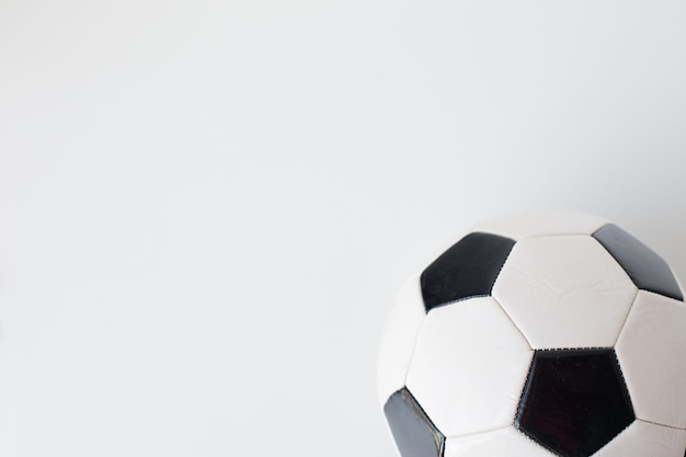 Zdjęcie sport, piłka nożna i koncepcja sprzętu sportowego - zbliżenie piłki nożnej na białym tle od góry