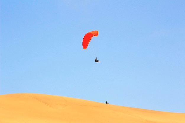 Sport polegający na skakaniu z wydmy i wykonywaniu manewrów akrobatycznych w powietrzu podczas swobodnego spadania przed lądowaniem na spadochronie