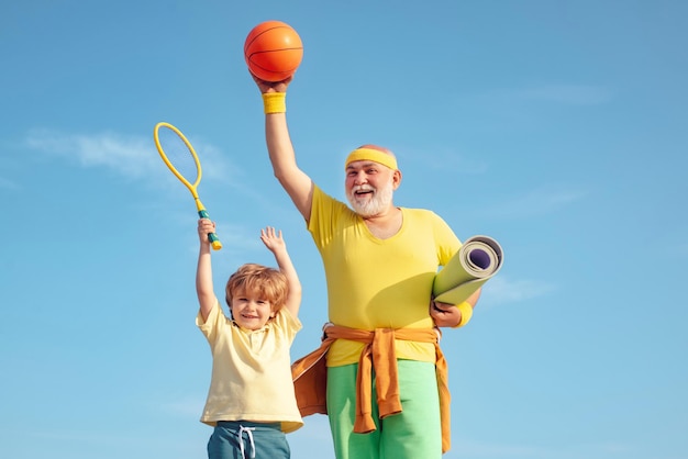 Sport rodzinny Opieka zdrowotna wesoły styl życia Sport dla dzieci Dziadek i dziecko ćwiczą rano