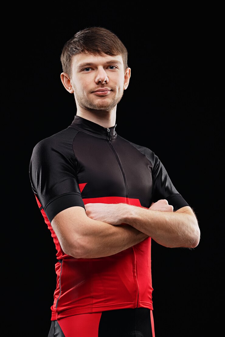 Zdjęcie sport. rowerzysta w strojach treningowych na czarnym tle.
