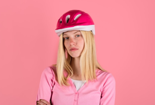 Sport styl życia koncepcja bezpieczeństwa młoda piękna kobieta nosi kask rowerzysty ładna dziewczyna na rowerze in