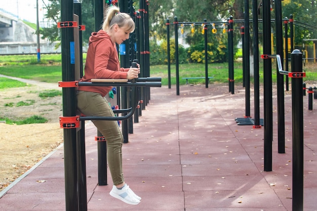 sport w życiu kobiety ćwiczącej na boisku