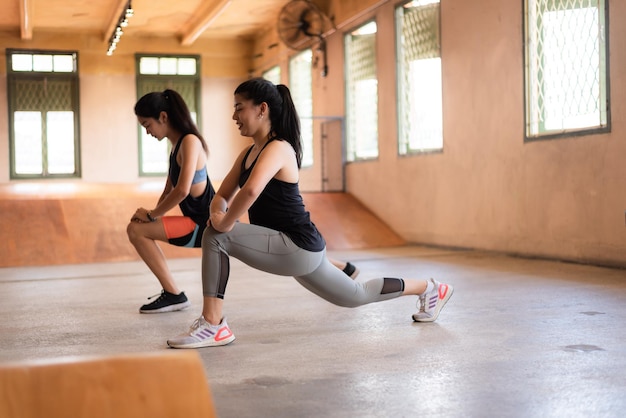 Sport zdrowa młoda kobieta trening z jogą do ćwiczeń w fitness, koncepcja stylu życia treningu siłowni