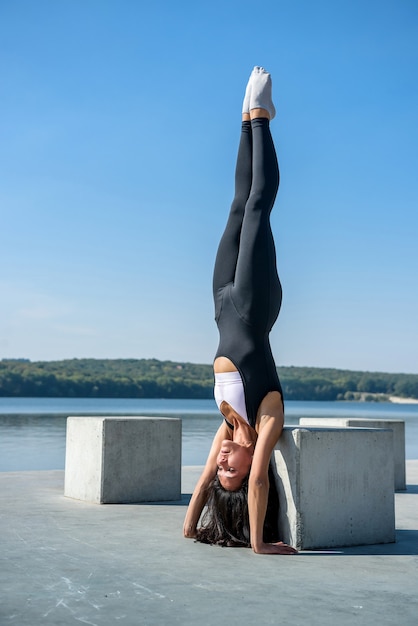 Sportive Młoda Kobieta Robi ćwiczenia Fitness W Pobliżu Jeziora W Ciągu Dnia