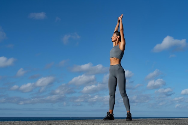 sportowa brunetka robiąca fitness robiąca ćwiczenia prowadząca zdrowy styl życia