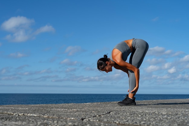 sportowa brunetka robiąca fitness robiąca ćwiczenia prowadząca zdrowy styl życia