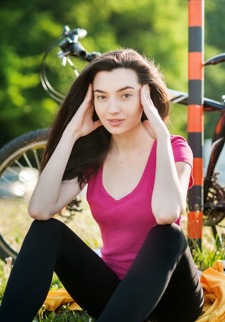 Sportowa Brunetki Kobieta W Różowej Koszulce Na Bicyklu Sprawność Fizyczna, Sport, Zdrowy Stylu życia Pojęcie