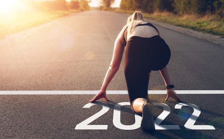 Zdjęcie sportowa dziewczyna czeka na linii startu, aby rozpocząć nowy rok 2022 nowe cele i wizje