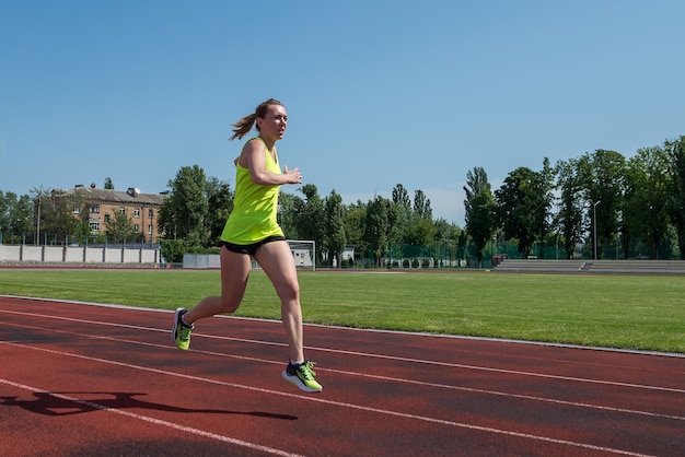 Sportowa kobieta biega po stadionie