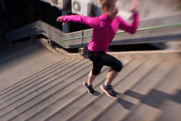 sportowa kobieta biegająca po schodach na jogging wcześnie rano