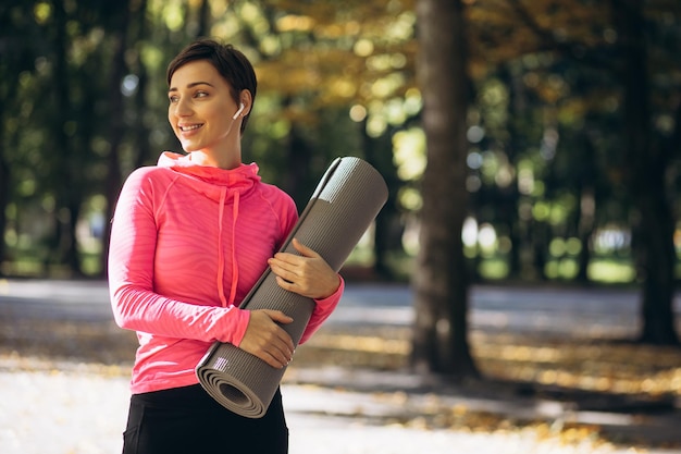 Sportowa Kobieta Z Matą Do Jogi W Parku