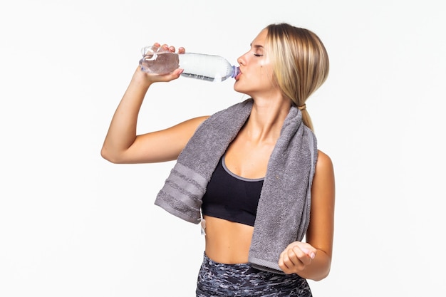 Sportowa muskularna kobieta wody pitnej, na białym tle