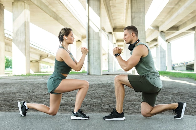 Sportowa para i trening fitness na świeżym powietrzu. Mężczyzna i kobieta robi rzuca podczas treningu ulicy.