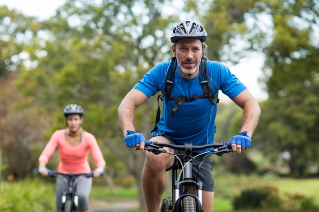 Sportowa para jeździć na rowerze na drodze