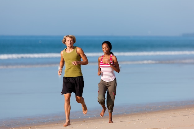 Sportowa Para Jogging Na Plaży