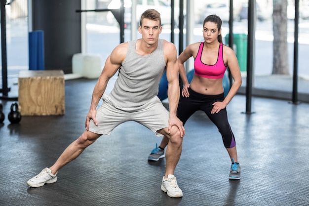 Sportowa para rozciąga przy gym