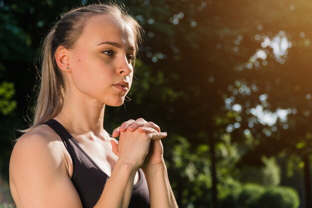 Sportowa stylowa młoda dziewczyna uprawia sport na świeżym powietrzu. Koncepcja treningu fitness o zachodzie słońca w lecie