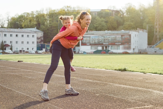 Sportowa wesoła rodzina