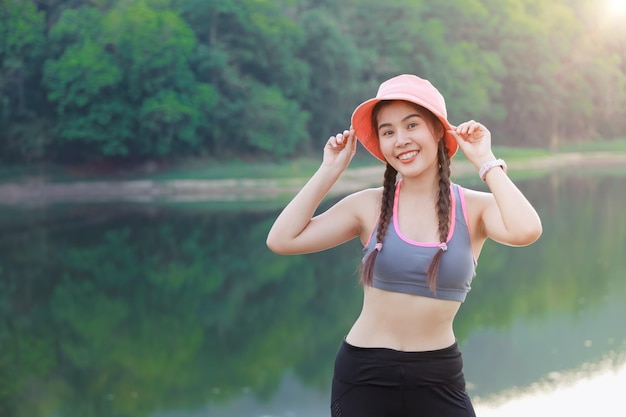 Sportowa Zdrowa Azjatycka Kobieta Stojąca Na Zewnątrz Szczęśliwy Uśmiech ładny Z Lasowym Jeziornym Tłem