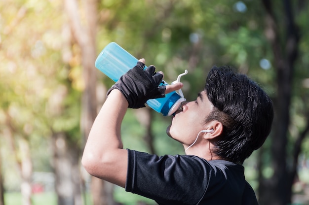 Sportowcy piją wodę z butelki wody.