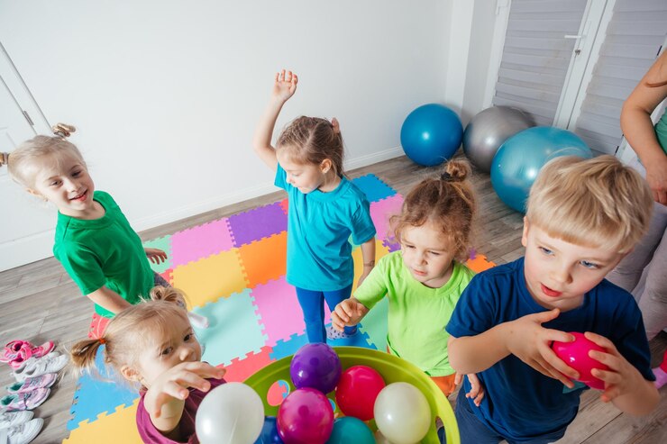 Sportowe dzieci cieszące się zajęciami z młodym nauczycielem