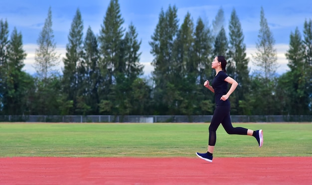 Sportowe kobiety biegające ćwiczenia lub jogging