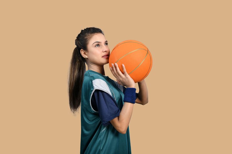 sportowe kobiety grające w koszykówkę, aby rzucić indyjską pakistańską modelkę
