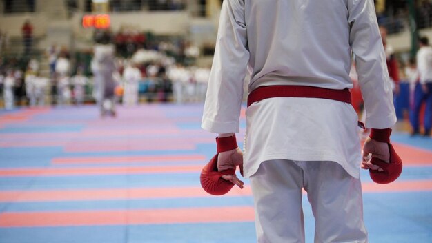 Sportowe nastolatki dzieciak sportowcy w karate tatami gotowi do walki