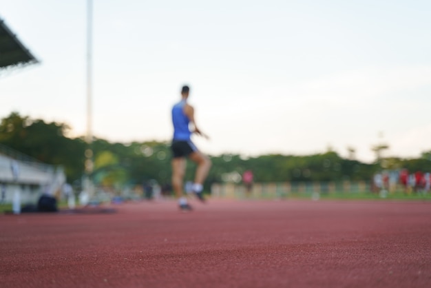 Zdjęcie sportowiec biegnie wzdłuż poziomego toru