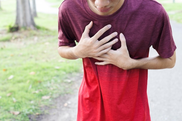 Zdjęcie sportowiec cierpiący na ból klatki piersiowej atak serca po biegu