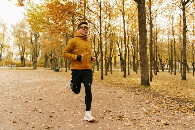 Sportowiec codziennie ćwiczy nogi w zimie Aktywny trening i zdrowy styl życia Rozgrzewka