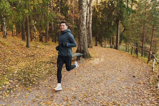 Sportowiec codziennie ćwiczy nogi w zimie Aktywny trening i zdrowy styl życia Rozgrzewka