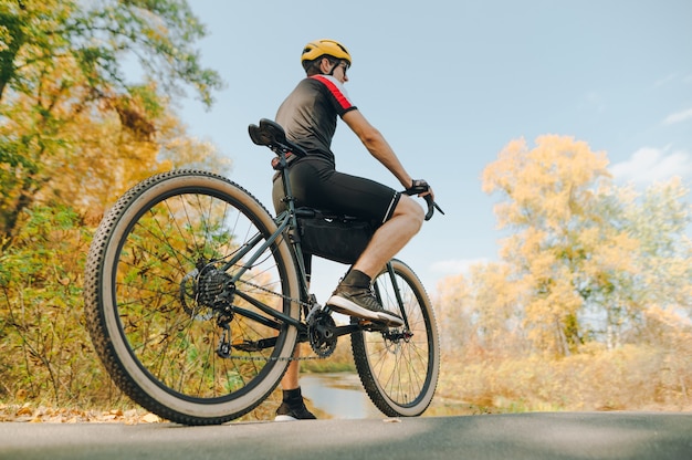 Sportowiec ekstremalny spektakularnie jeździ na rowerze po lesie