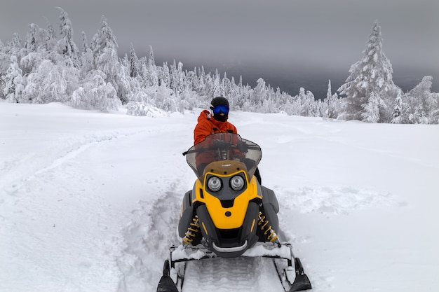 Sportowiec na snowbike