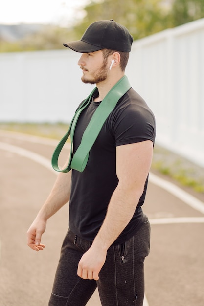 Sportowiec robi trening fitness. Trening poza siłownią.