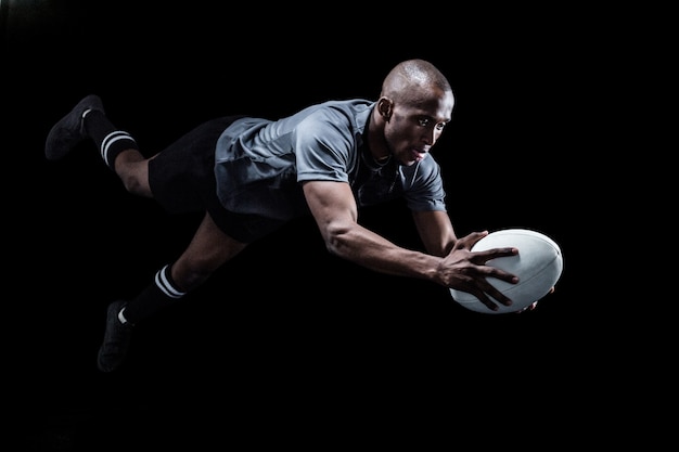 Sportowiec skoki do połowu piłki do rugby