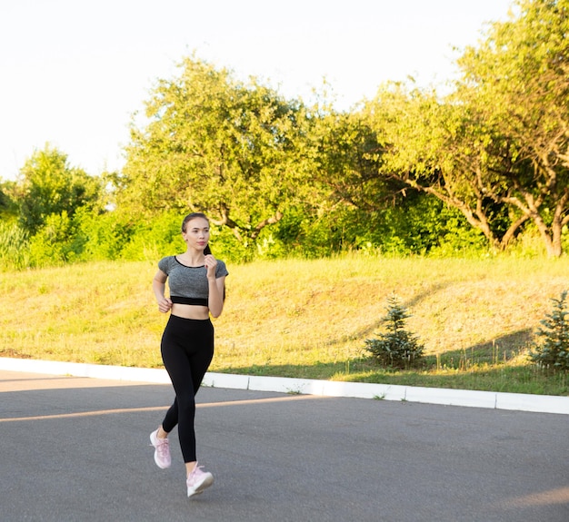 Sportowiec sportowy jogging biegający w letnim parku miejskim