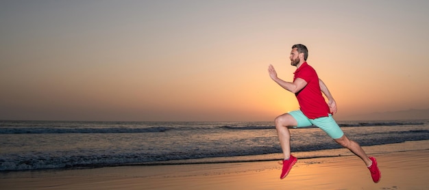 Sportowiec sprinter biegający na wschodzie słońca letnia plaża w przestrzeni kopii oceanu Mężczyzna biegający i skaczący