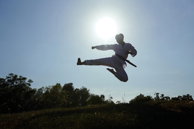 Sportowiec taekwondo robiący skok