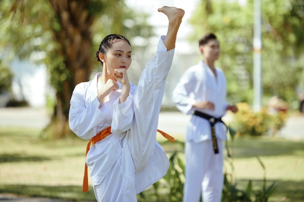 Sportowiec taekwondo robiący wysoki kop