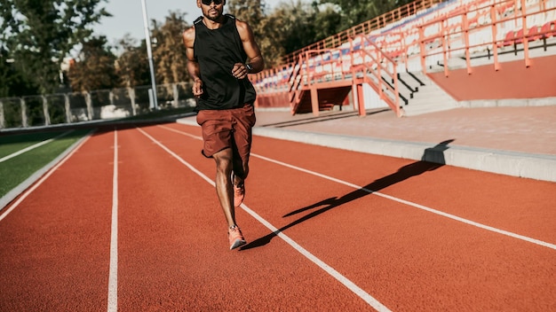 Sportowiec Trenujący Na Torze Wyścigowym Afro Sprinter Biegający Na Torze Lekkoatletycznym