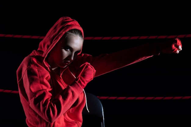 Zdjęcie sportowiec uderza pięścią prosto do przodu trening techniczny przed walką na ringu