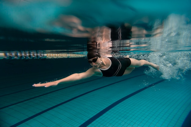 Sportowiec w okularach pływających w pełnym rzucie