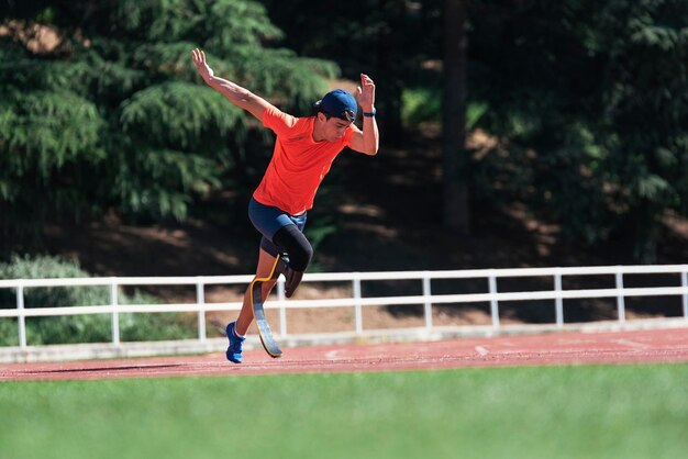 Sportowiec z protezą nogi biega na torze sportowym