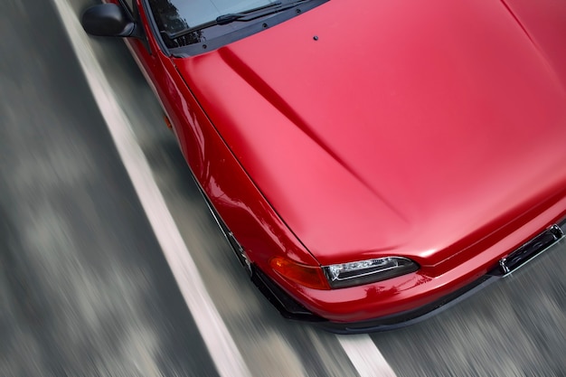 Zdjęcie sportowy czerwony samochód jedzie z dużą prędkością