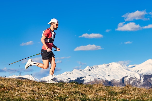 Zdjęcie sportowy mężczyzna ćwiczy nordic walking na wzgórzach